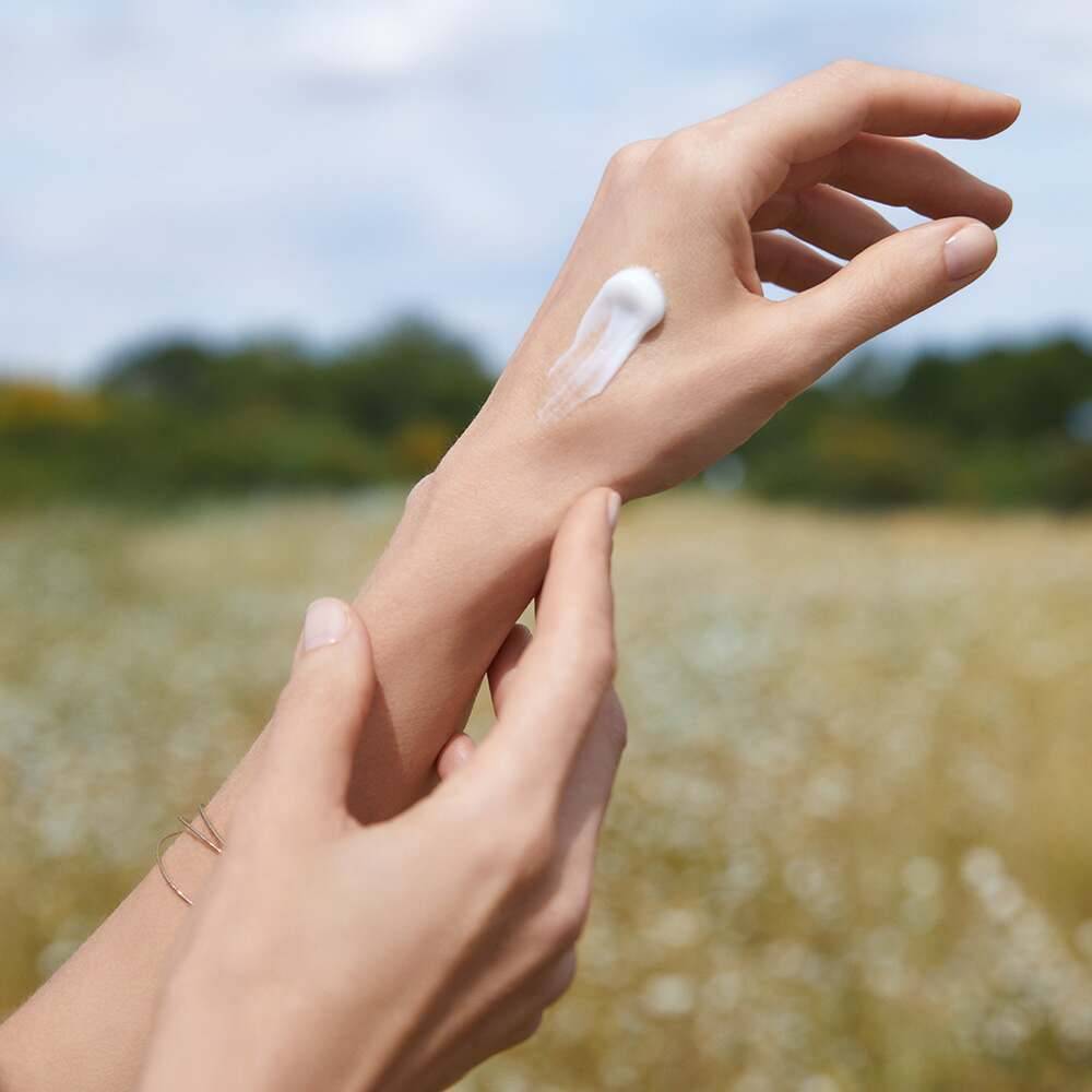 weibliche Hände Creme auftragen